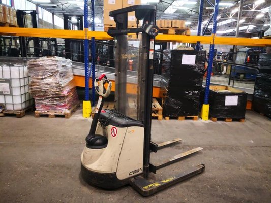 Straddle stacker Crown ST3000-1.0 - 1
