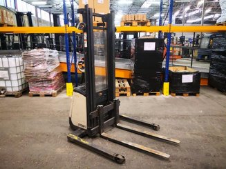 Straddle stacker Crown ST3000-1.0 - 7