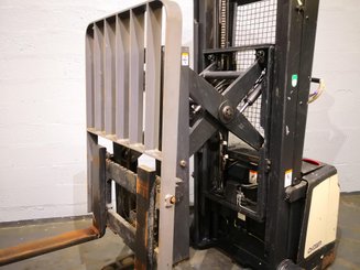 Straddle stacker Crown SHR5520-1.3