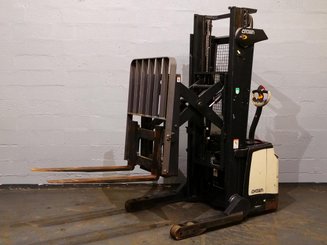 Straddle stacker Crown SHR5520-1.3