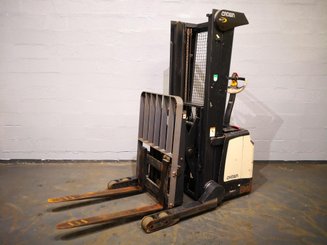 Straddle stacker Crown SHR5520-1.3