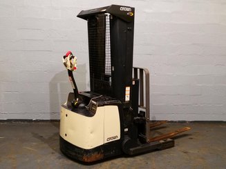 Straddle stacker Crown SHR5520-1.3 - 1