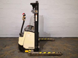 Straddle stacker Crown ST3000-1.0 - 3