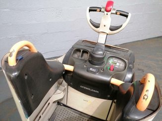 Stand-on pallet truck Crown WT3040