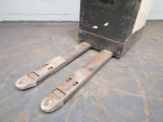 Stand-on pallet truck Crown WT3040 - 8