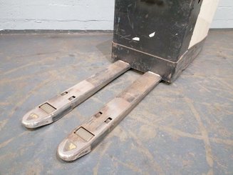 Stand-on pallet truck Crown WT3040