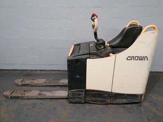 Stand-on pallet truck Crown WT3040