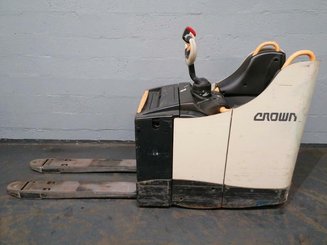 Stand-on pallet truck Crown WT3040 - 2