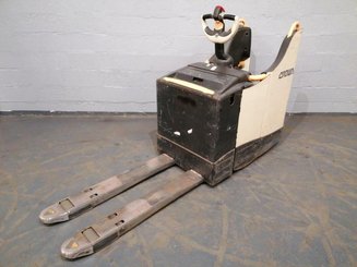 Stand-on pallet truck Crown WT3040