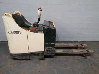 Stand-on pallet truck Crown WT3040