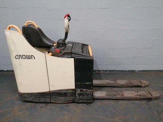 Stand-on pallet truck Crown WT3040