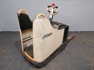 Stand-on pallet truck Crown WT3040