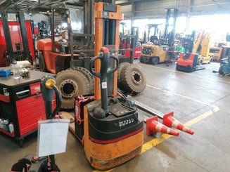 Pedestrian pallet stacker STILL EGV10 - 1