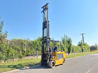 Four wheel front forklift Caterpillar EC55N