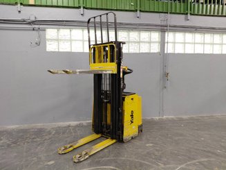 Pedestrian pallet stacker Yale MS12X