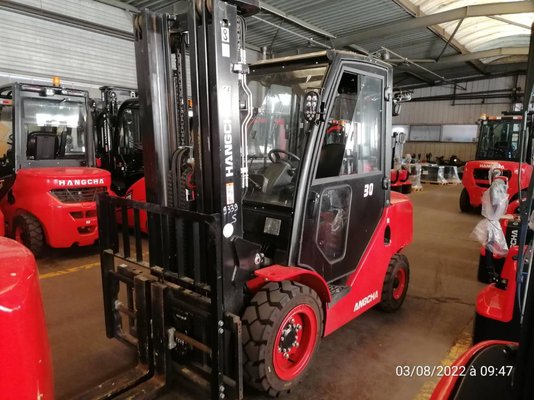 Four wheel counterbalanced forklift - XF30D