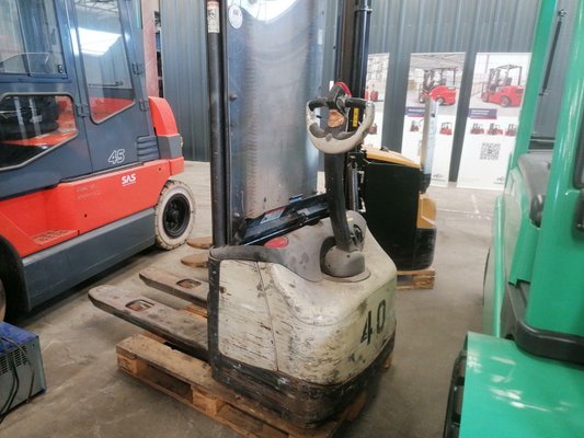 Pedestrian pallet stacker Crown WF3000-1.0FT - 1