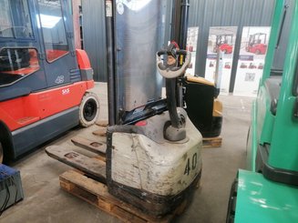 Pedestrian pallet stacker Crown WF3000-1.0FT - 1