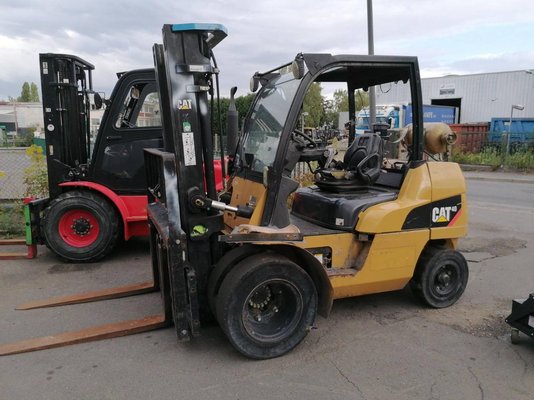 Four wheel front forklift Caterpillar GP40N - 1