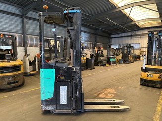 Stand-on pallet stacker Caterpillar NSR20N