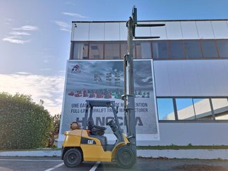 Four wheel front forklift Caterpillar GP30NTD
