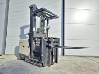 Man-up order picker Crown SP3522-1.0