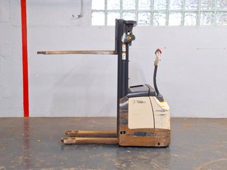 Pedestrian pallet stacker Crown ES4000-1.2