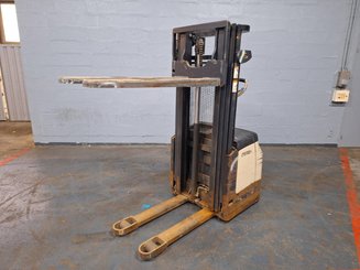 Pedestrian pallet stacker Crown ES4000-1.2