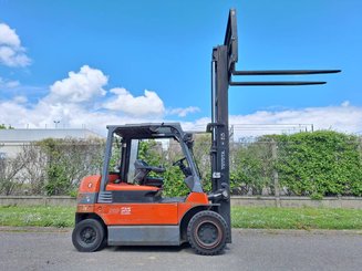 Four wheel front forklift Toyota 7FBMF50 - 7