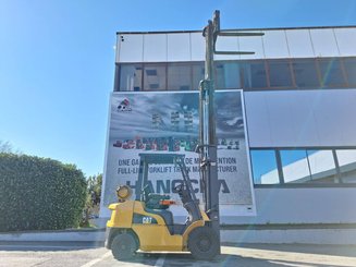 Four wheel front forklift Caterpillar GP25NTD