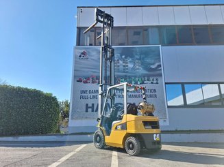 Four wheel front forklift Caterpillar GP25NTD