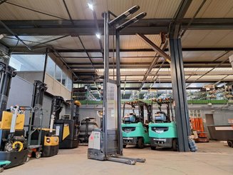 Pedestrian pallet stacker Crown ES4000-1.6