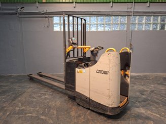 Stand-on pallet truck Crown WT3040