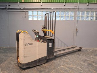 Stand-on pallet truck Crown WT3040