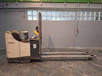 Stand-on pallet truck Crown WT3040