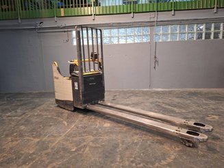 Stand-on pallet truck Crown WT3040