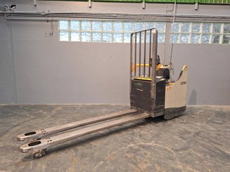 Stand-on pallet truck Crown WT3040