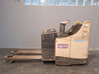 Stand-on pallet truck Crown WT3040 2.00