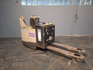 Stand-on pallet truck Crown WT3040 2.00