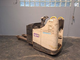 Stand-on pallet truck Crown WT3040 2.00