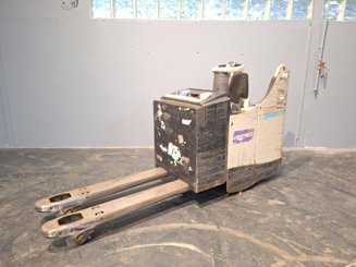 Stand-on pallet truck Crown WT3040 2.00