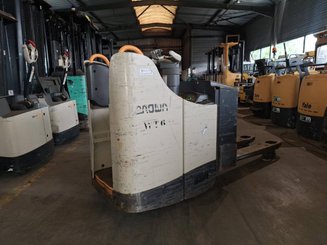 Stand-on pallet truck Crown WT3040 2.00