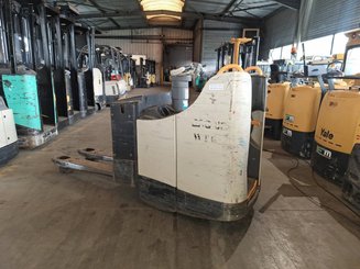 Stand-on pallet truck Crown WT3040 2.00
