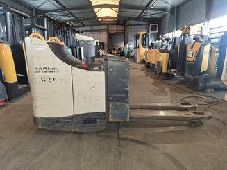 Stand-on pallet truck Crown WT3040 2.00