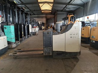 Stand-on pallet truck Crown WT3040 2.00