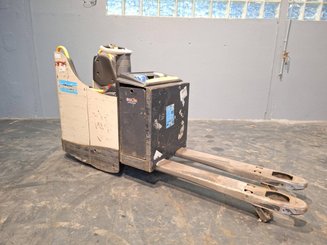 Stand-on pallet truck Crown WT3040 2.00 - 6