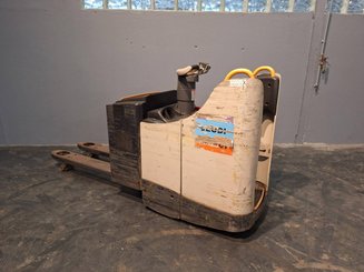 Stand-on pallet truck Crown WT3040 2.00