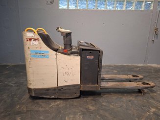 Stand-on pallet truck Crown WT3040 2.00