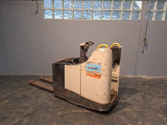 Stand-on pallet truck Crown WT3040 2.00