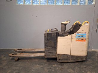 Stand-on pallet truck Crown WT3040 2.00